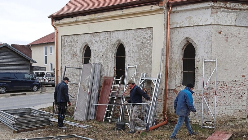 Gerüstabbau am Samstag: Die Freiwilligen, die sich der Kapelle in Seysdorf annehmen, haben die etwas milderen Temperaturen genutzt.