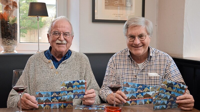 10 000 Postkarten haben Klaus Reichel (l.) und Günther Strehle mittlerweile drucken lassen.