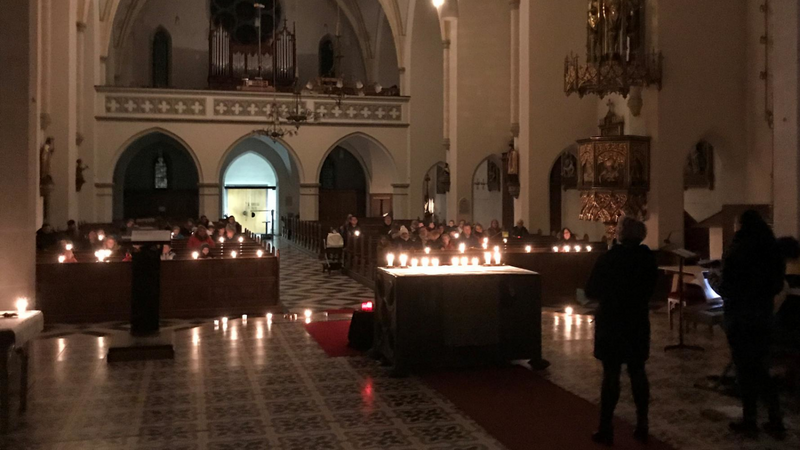 Die Kerzenlichter in der Teisnacher Pfarrkirche erzeugten eine besonder Atmosphäre, die Jung und Alt gleichermaßen ergriff.
