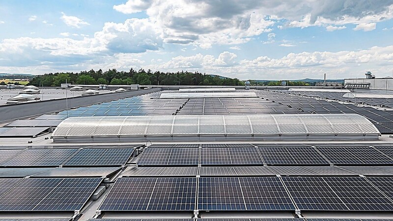 Die größte Photovoltaikanlage aller Ensinger-Standorte befindet sich in Cham, eine weitere soll folgen.