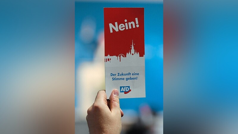 Ein Parteimitglied hält bei einem AfD-Landesparteitag eine Stimmkarte hoch. Die AfD sitzt seit 2018 im bayerischen Landtag.
