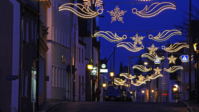Ob heuer wieder die Weihnachtsbeleuchtung über den Straßen der Innenstadt aufgehängt wird, ist angesichts der Energiekrise noch fraglich.