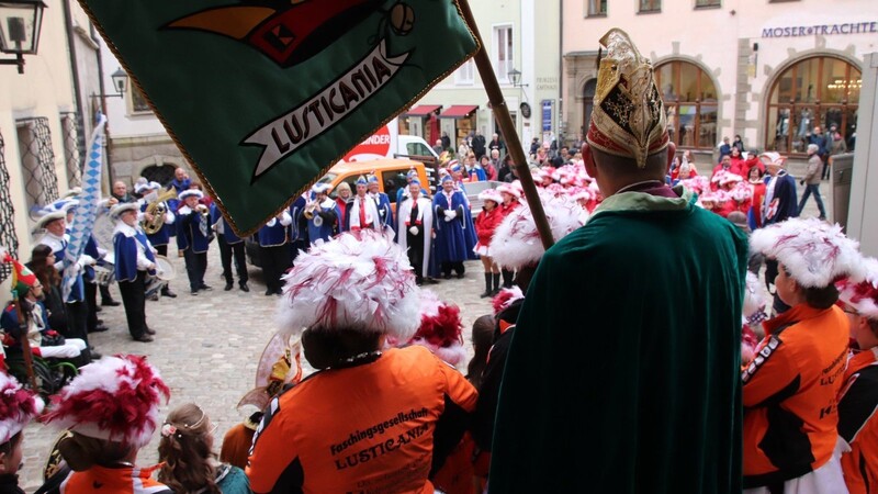 Trotz frostiger Temperaturen ließen sich die farbenfroh gewandeten Karnevalisten die gute Laune nicht verderben und "eroberten" planmäßig das Regensburger Rathaus.