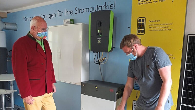 Ingo Fahle erklärt hier die einzelnen Funktionen der Batterie. In Deutschland sind inzwischen etwa 200000 solcher Anlagen in Betrieb. Rund 80 Prozent der neuen PV- Anlagen werden gleich mit einer Batterie gekauft.