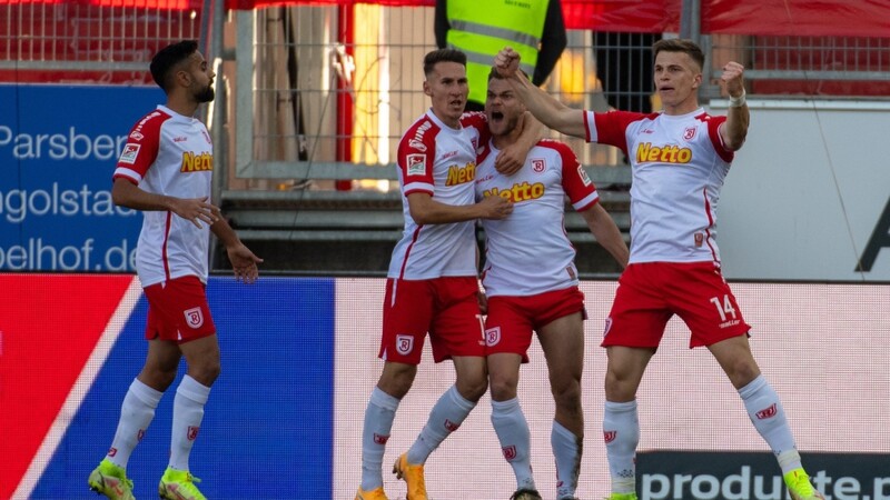 Bärenstark fühlen sich die Jahn-Spieler um 1:0-Torschütze David Otto (links jubelt Konrad Faber zusammen mit Benedikt Saller) nach dem 3:0-Vorrundensieg in Ingolstadt. Zu Hause sind die Regensburger heiß auf den nächsten Derby-Sieg.