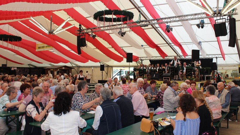 Zu den Klängen der Original Altnußberger Musikanten saßen die Senioren im Zelt.