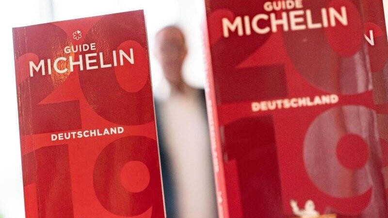 Ausgaben des Guide Michelin Deutschland. Foto: Frank Rumpenhorst/dpa/Archivbild