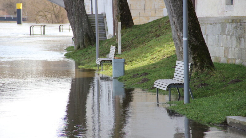 Die überflutete Kaimauer entlang des Herzogschlosses. Der Sonntagsspaziergang fiel hier buchstäblich ins Wasser.
