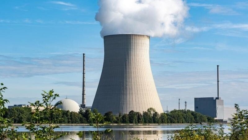 Das Kernkraftwerk Isar 2 ist seit Montagabend wieder ans Stromnetz angebunden. (Archivfoto)