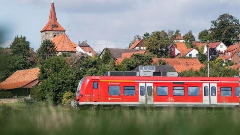 Auf der Bahnstrecke zwischen Bogen und Neufahrn kam es am Freitagmorgen zu technischen Störungen und Zugausfällen. (Symbolbild)