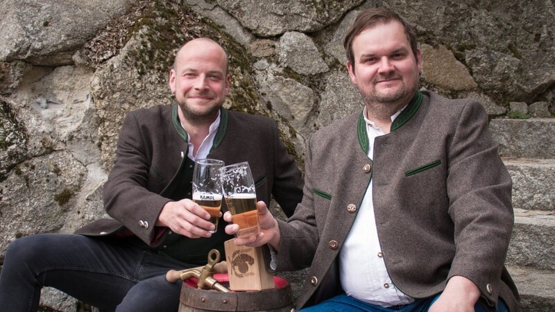 Jochen Seidl (links) und sein Braumeister-Kollege Bernhard Lehrhuber kennen sich von der Wiesn und sind zudem Kollegen. Gemeinsam entwickelten sie jetzt ihr eigenes Bier: das Kampl-Bier.
