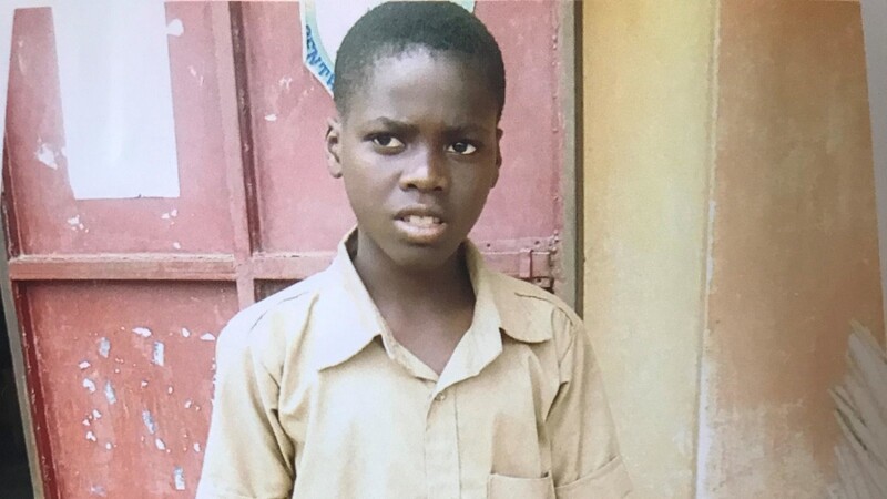 Kokouvi Tome ist Klassenbester und möchte nun die Realschule besuchen. Da seine Familie wenig Geld hat, braucht er dafür P aten.