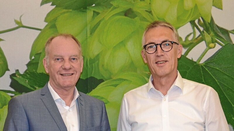 Stellten den druckfrischen Barth-Bericht mit aktuellen Hintergründen zum Hopfenmarkt vor: Peter Hintermeier (links) und Heinrich Meier.