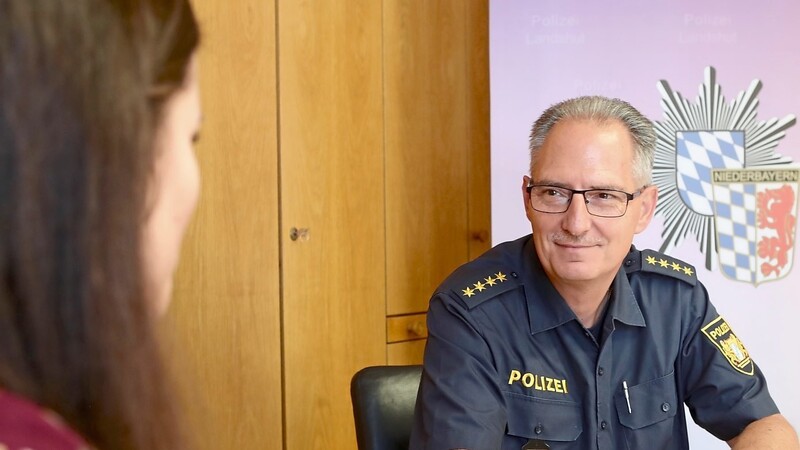 Robert Weber, Leiter der Polizeiinspektion Landshut, im Gespräch mit LZ-Redakteurin Franziska Hofmann.