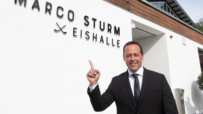 Marco Sturm vor der Eishalle, die nun seinen Namen trägt.