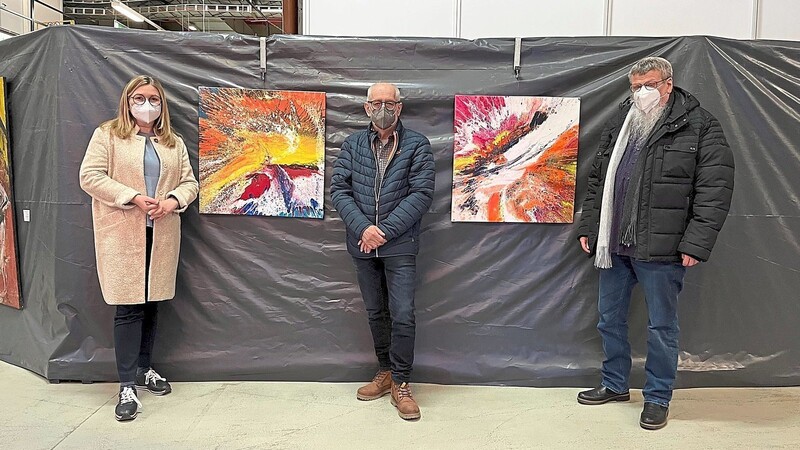 Dritte Landrätin Manuela Wälischmiller (von links) mit Anton Kerscher und Werner Claßen neben zwei Werken der Künstlerin Manuela Möske.  Foto: Isabella Vogl