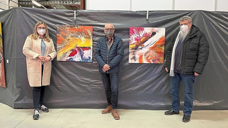 Dritte Landrätin Manuela Wälischmiller (von links) mit Anton Kerscher und Werner Claßen neben zwei Werken der Künstlerin Manuela Möske.  Foto: Isabella Vogl
