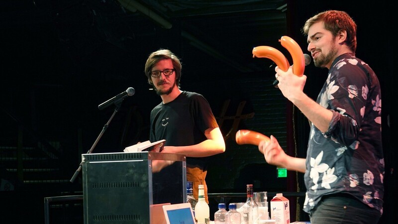 Nicht nur im Netz sorgen Lukas Diestel (links) und Jonathan Löffelbein mit "Worst of Chefkoch" für Lacher. Sie haben auch eine eigene Liveshow.