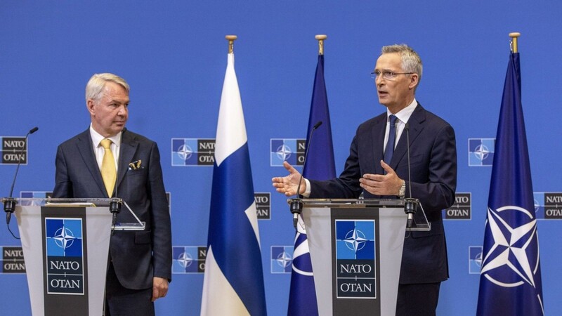 Finnlands Außenminister Pekka Haavisto (l) und Nato-Generalsekretär Jens Stoltenberg.