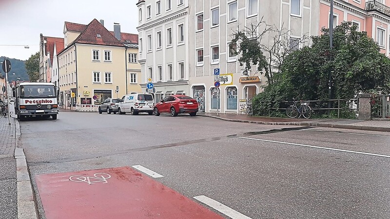 Wer vom Bismarckplatz kommend auf der Zweibrückenstraße Richtung Altstadt fährt, muss beim Überqueren der Kleinen Isar feststellen: Das war's jetzt mit dem Fahrradweg. Dort, wo er weiterführen würde, wird der Straßenraum der sich verjüngenden Zweibrückenstraße auf einer Seite für Parkplätze genutzt.