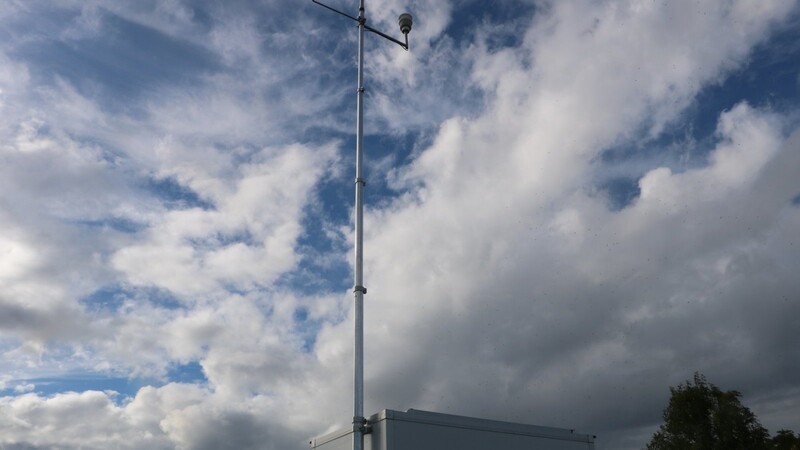 Die Lautsprecher am Mast zeichnen die nächsten Wochen über Fluggeräusche auf.