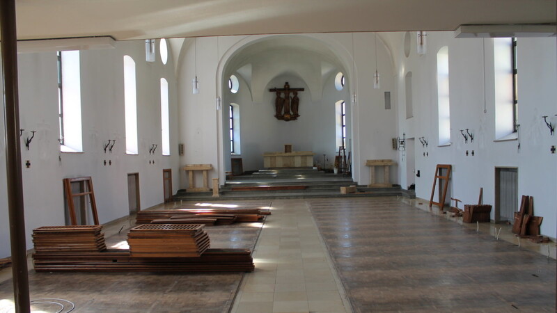 Die Heiligenfiguren sind weg, die Kirchenbänke bereits abgebaut: So präsentiert sich aktuell die - nun ehemalige - Kirche des Maristenklosters.