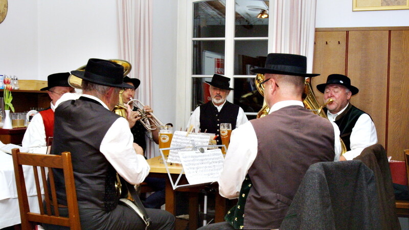 Die Goldacher Buam spielten vor vollem Haus beim politischen Aschermittwoch in Langenbach auf.