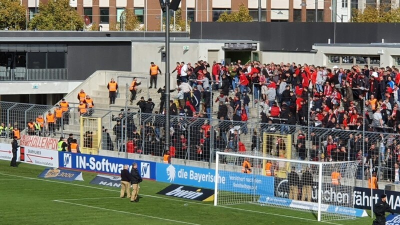 "Nach dem Spiel fand der Polizeieinsatz einen unrühmlichen Höhepunkt, als im Gästeblock ohne ersichtlichen Grund auf FCK-Fans eingeschlagen wurde", heißt es in der Stellungnahme des 1. FC Kaiserslautern.