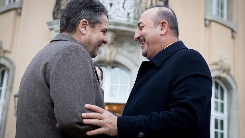Außenminister Sigmar Gabriel (l, SPD) unterhält sich mit dem türkischen Außenminister Mevlüt Cavusoglu vor der Villa Borsig.