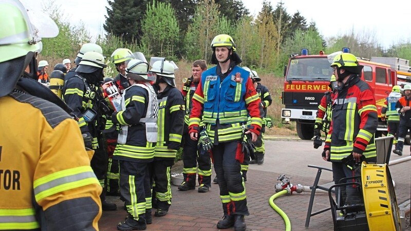 Ein Großaufgebot an Einsatzkräften eilte zu einem Küchenbrand im Rodinger Ortsteil Windfäng.