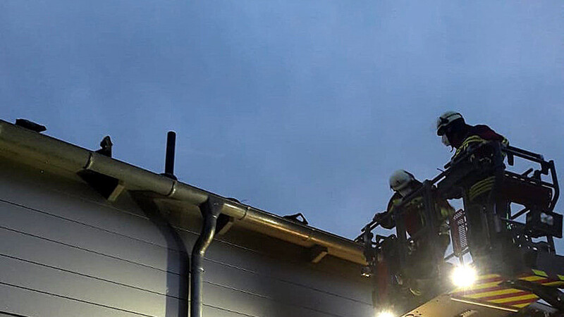 Die Feuerwehr Wartenberg musste aufgrund von Sturmschäden das Dach eines Verbrauchermarktes sichern.