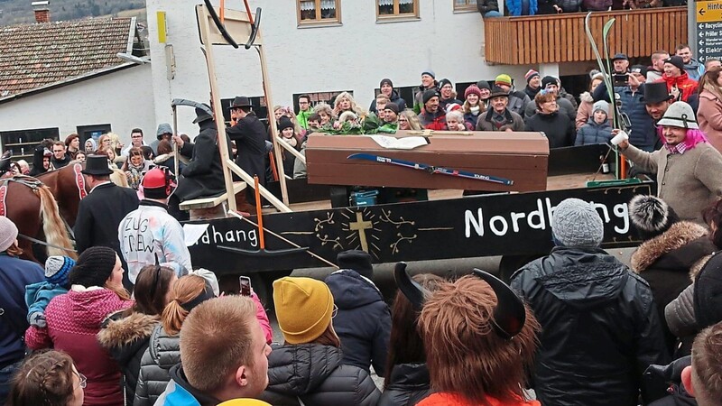 Der Pröller Nordhang wird zu Grabe getragen. Ein Trauerzug begleitet ihn.