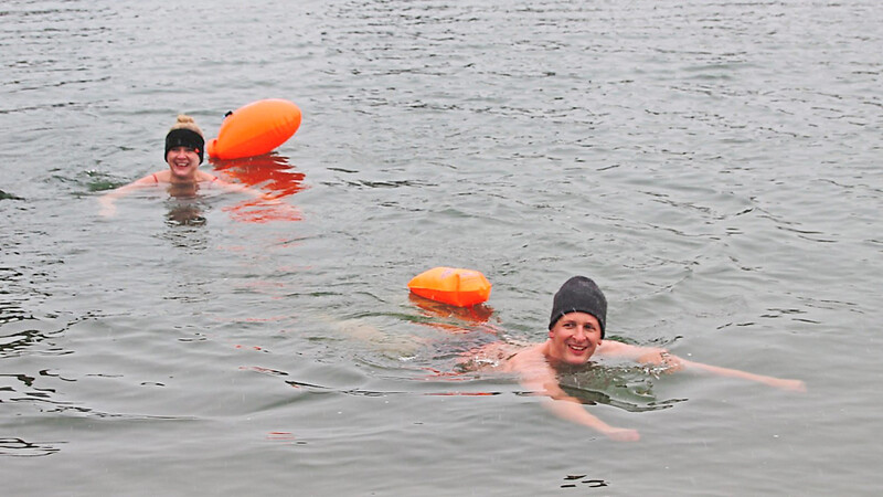 Über eine Minute lang schwammen die beiden im 4 Grad kalten Weiher ...