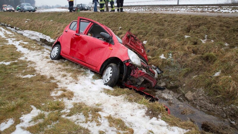 Auf der LA 21 zwischen Kumhausen und Geisenhausen hat sich am Dienstagvormittag ein schwerer Unfall ereignet.