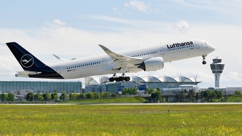 Ein Airbus A 350 hebt von der Nordbahn des Flughafens München ab. In den Osterferien starteten und landeten 13 450 Flüge in München - immerhin 70 Prozent des Vorkrisenniveaus.
