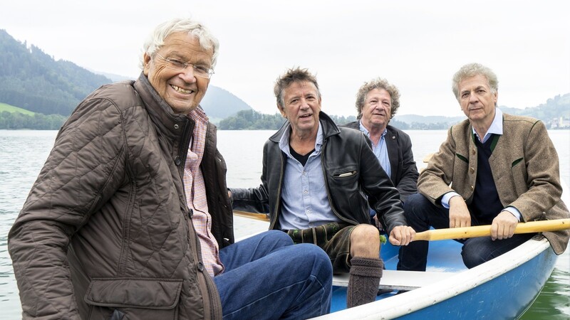 Seit Jahrzehnten gemeinsam auf der Bühne (und hier auch mal im Boot): Gerhard Polt (links) und die Well-Brüder (von links) Christoph, Karl und Michael