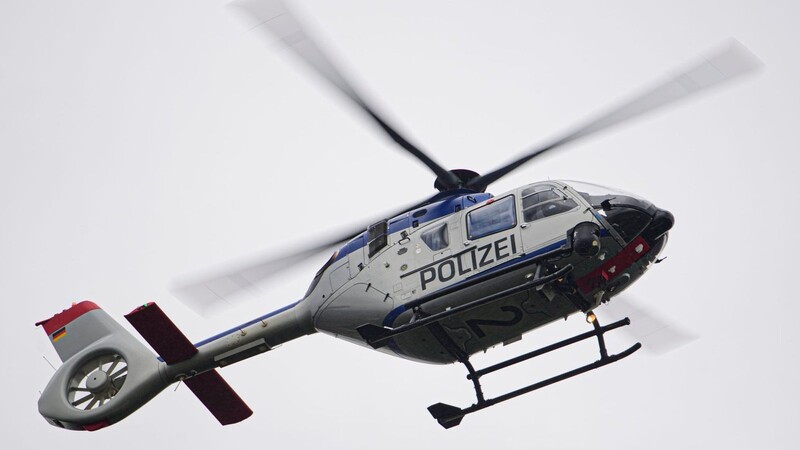 Die Polizei fahndete unter anderem mit einem Hubschrauber nach dem maskierten Mann - bislang jedoch ohne Erfolg. (Symbolbild)
