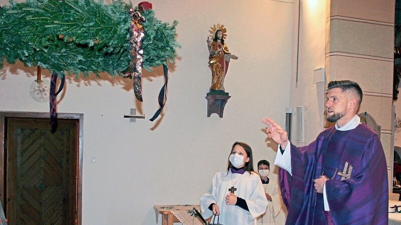 Kaplan Peter Kunz segnete den Adventskranz in der Pfarrei Sankt Stephanus in Kammern.