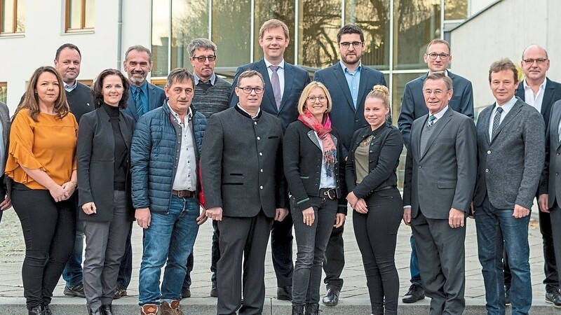Die Künzinger CSU-Gemeinderatskandidaten mit Bürgermeister Siegfried Lobmeier (r.) und Fraktionssprecher Franz Ameres (l.).