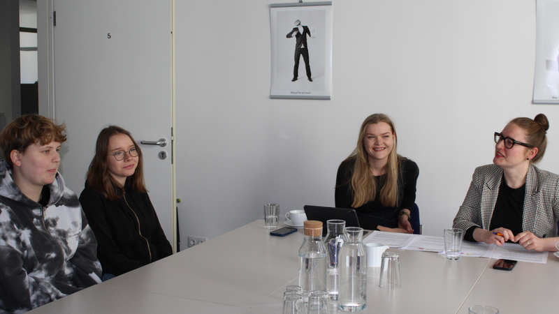Mia Seitz und Vanessa Baron (v.l.) suchen eine Ausbildung. Clara Nitsche und Julia Post (r.) wollen Jugendlichen mehr Chancen bieten.