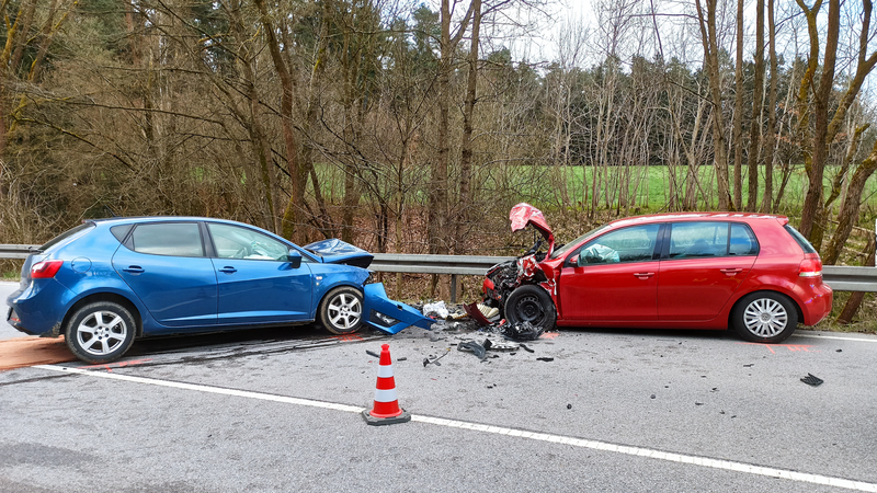 Die B85 ist nach einem Unfall bei Patersdorf komplett gesperrt - zwei Autos sind frontal zusammengestoßen.