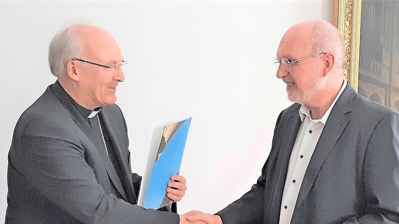 Bischof Dr. Rudolf Voderholzer überreichte am Sonntag dem neuen Dekan Josef Weindl aus Neutraubling die Ernennungsurkunde.