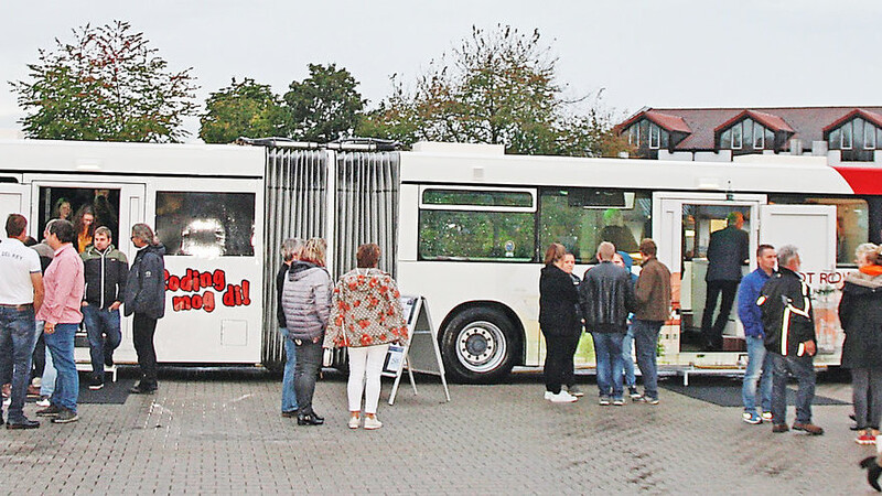 Das Interesse am mobilen Jugendtreff, dem Event- und Businessbus, war riesig, das Staunen groß.