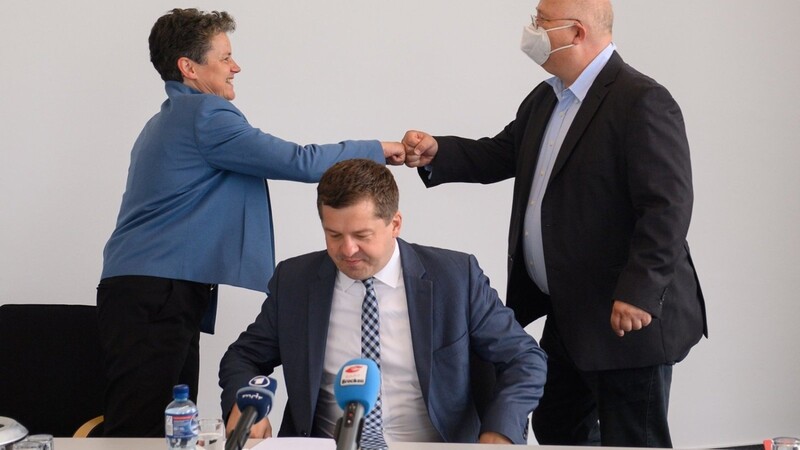 Lydia Hüskens, FDP-Landesvorsitzende, und Andreas Schmidt (r), SPD-Landesvorsitzender begrüßen sich hinter Sven Schulze, CDU-Landesvorsitzender. Die Spitzen von CDU, SPD und FDP in Sachsen-Anhalt haben sich auf den Entwurf eines Koalitionsvertrags geeinigt.