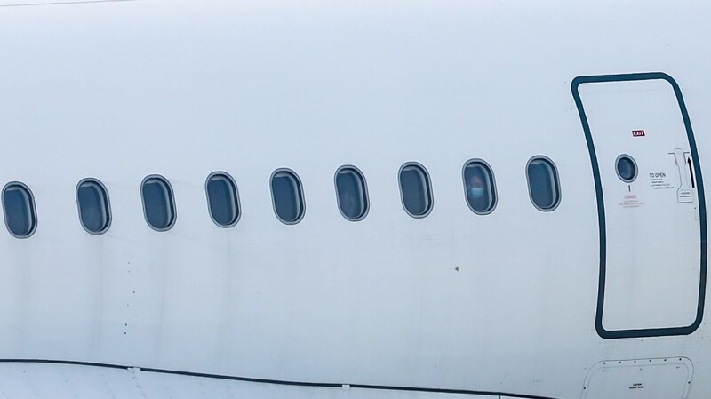 Die Pflicht, im Flugzeug eine Maske zu tragen, könnte in Kürze aufgehoben werden.