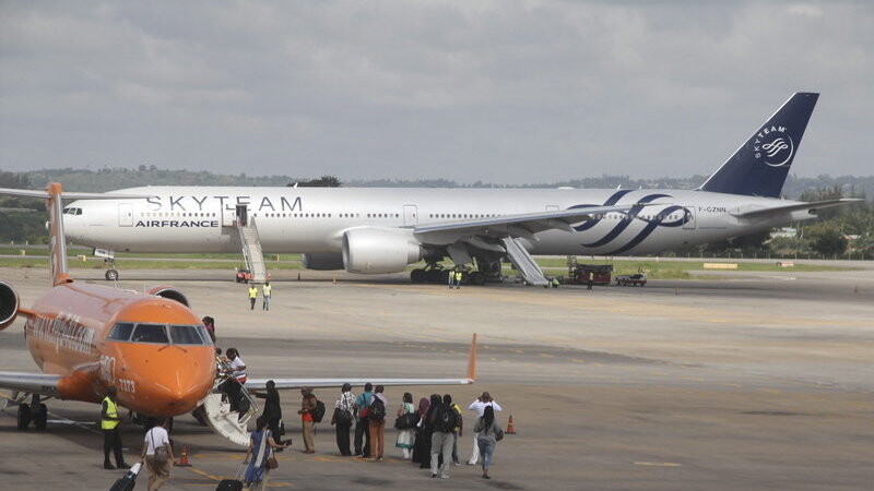 Eine Maschine der Air France auf dem Flug von Mauritius nach Paris landet nach dem Fund eines verdächtigen Gegenstandes in Kenia.