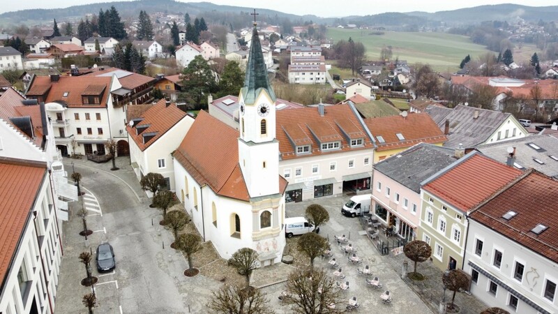Die Veitskirche am Oberen Markt in Bad Kötzting: Viele Kötztinger sorgen sich um den Verfall des Gotteshauses. Eine Generalsanierung ist derzeit allerdings nicht in Sicht.