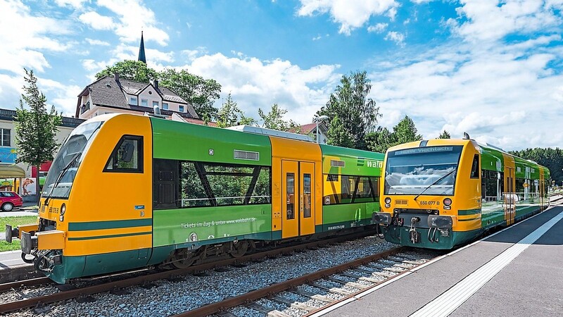Triebzüge in Teisnach auf der Linie Gotteszell. Der aktuelle Betreiber des Liniennetzes Bayerwald ist die Länderbahn, deren Züge als Waldbahn fahren.