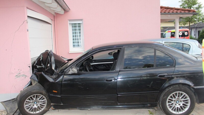 Ein junger BMW-Fahrer hat am Montagabend in Straubing einen schweren Unfall verursacht. Er nahm wohl an einem verbotenen Rennen teil.