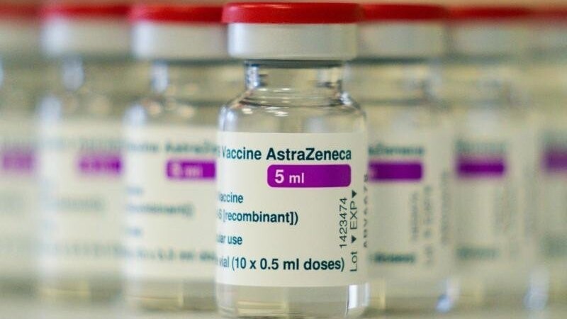Der Beschluss der Gesundheitsminister, den Corona-Impfstoff von AstraZeneca nur noch für Personen über 60 Jahren zuzulassen, hat auch Auswirkungen auf das Impfzentrums des Landkreises Landshut. (Symbolbild)